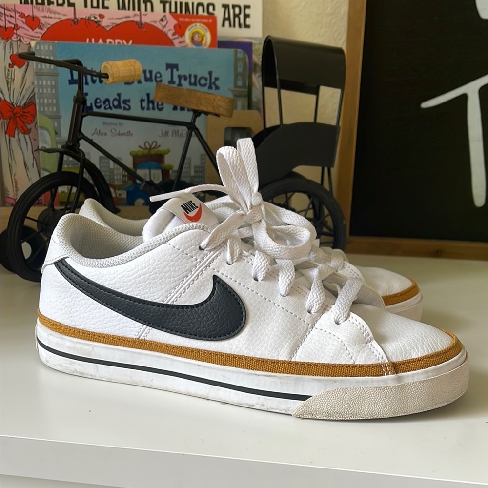 Nike White and Black Sneakers Classic Low-Top Design